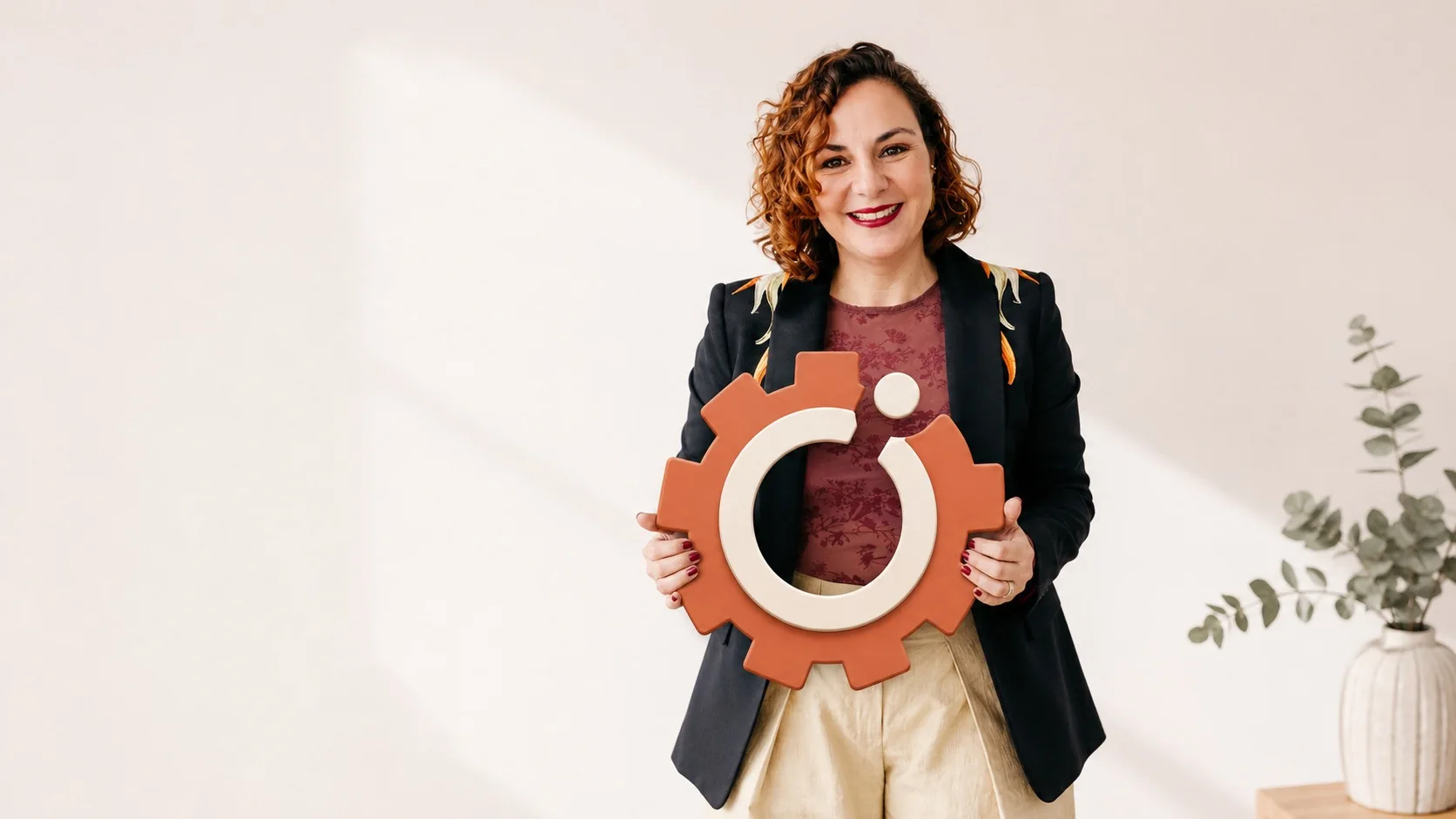 Tania Camon, fundadora de CAMON Momentum, con el símbolo de la marca